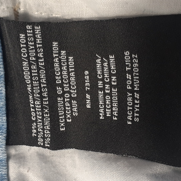 One5One Mid-Rise Button Back Pockets Light Blue Jeans Size 8 - Picture 16 of 16